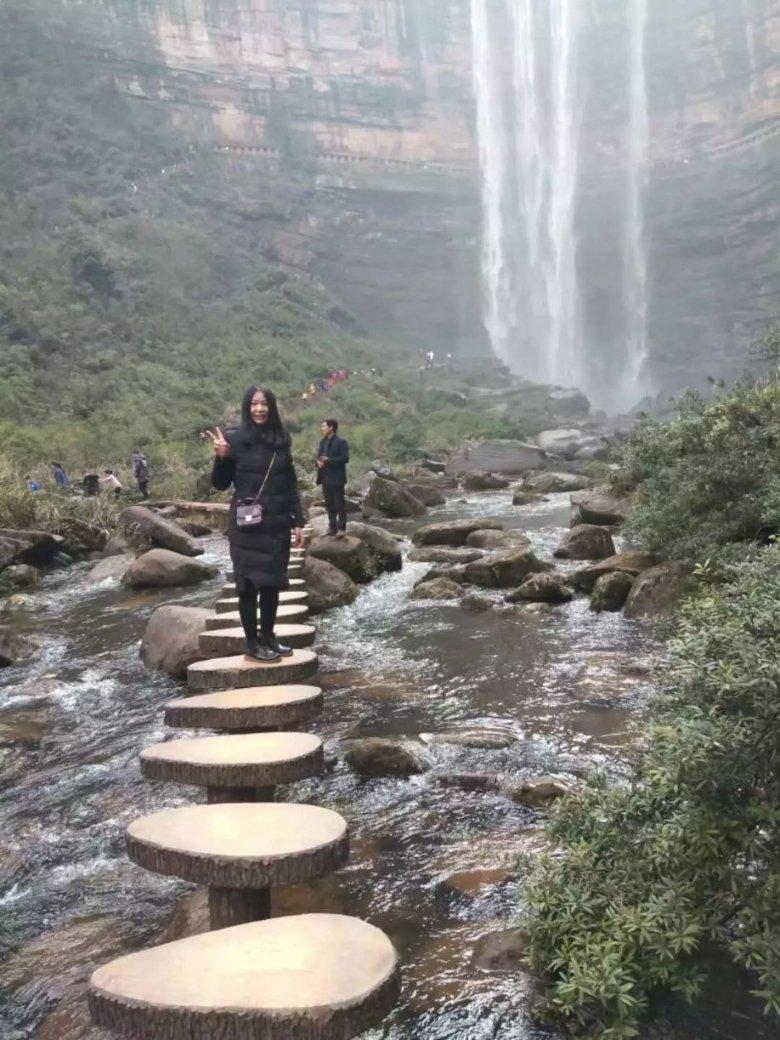 湖南长沙 小车刹车失灵高速狂飙 交警冒险救援